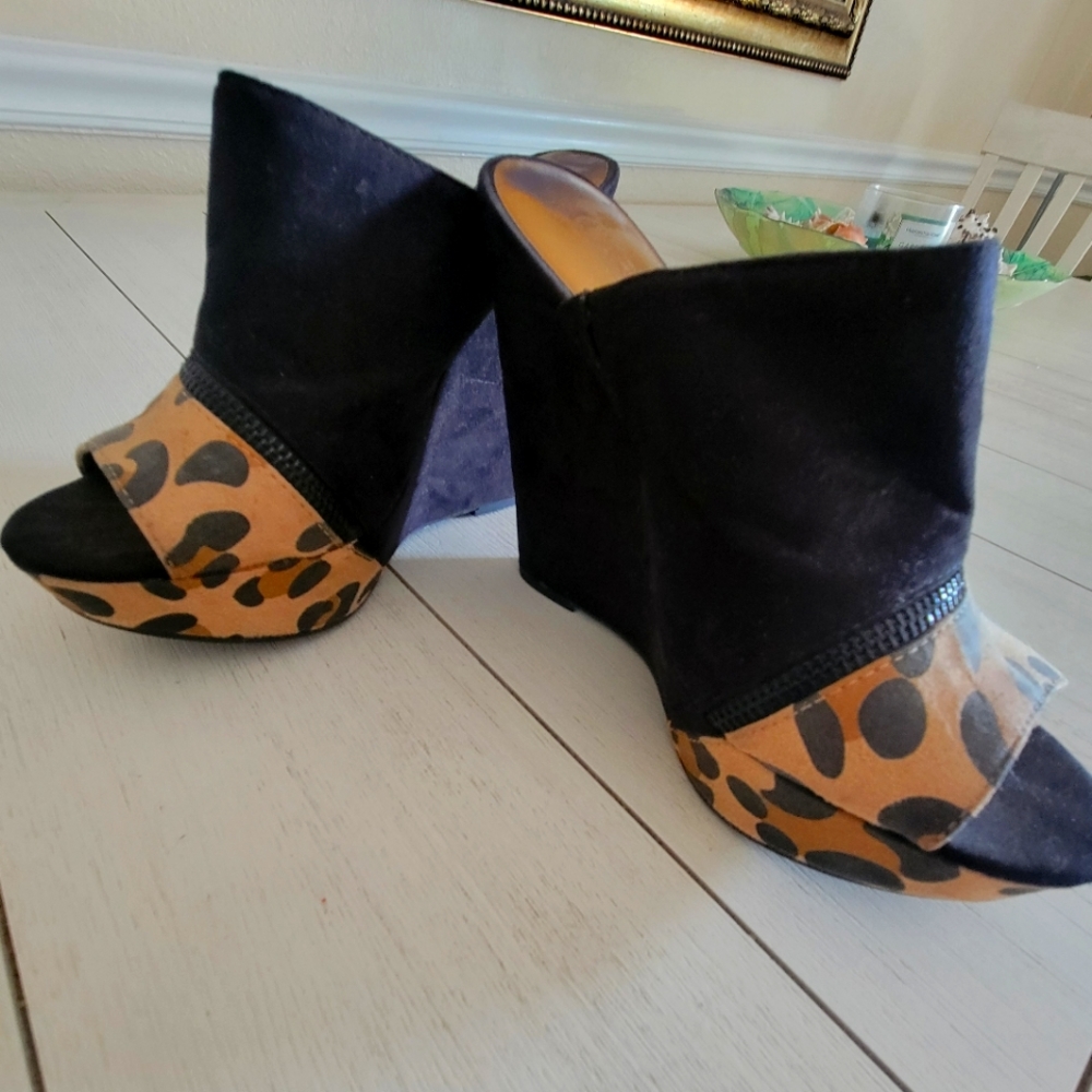 Carlos Santana Slide Shoes Size 7.5